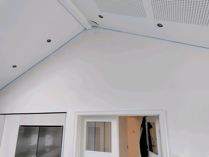Afdækning med tape før maling af loft